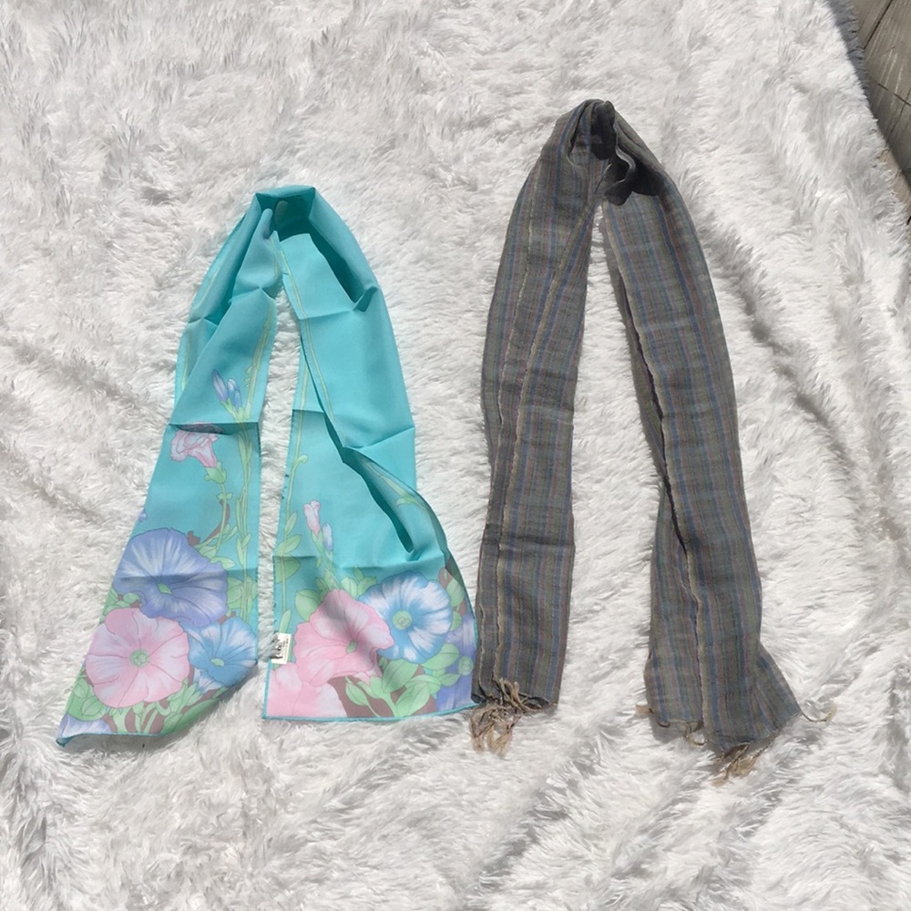 2 pair of scarfs